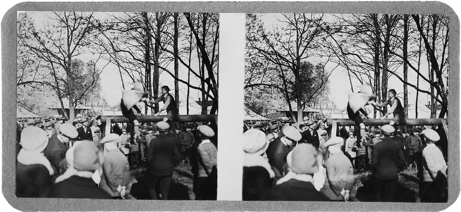 193005 . Tivoli Hesperianpuistossa. Pukkitappelu ja yleisöä.